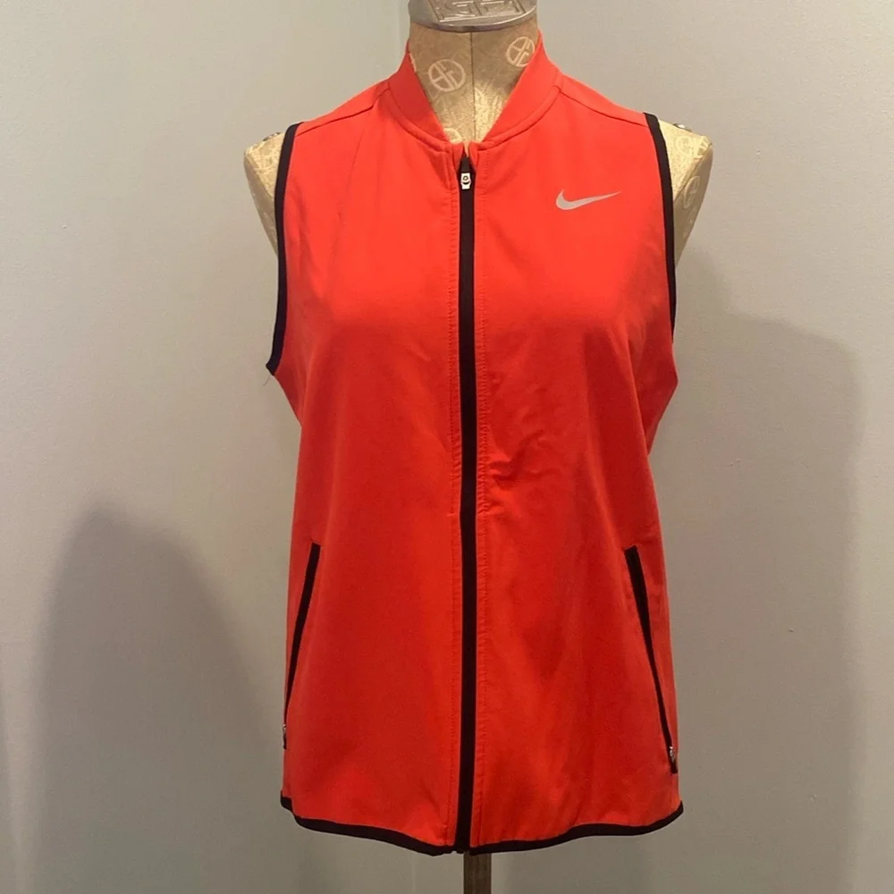 The lightweight Nike Composite Full-Zip Women's Golf Vest size M
